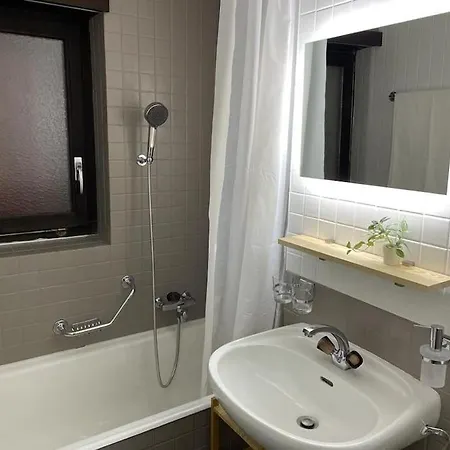 Joli Studio Fraichement Renove A Cote Des Pistes *